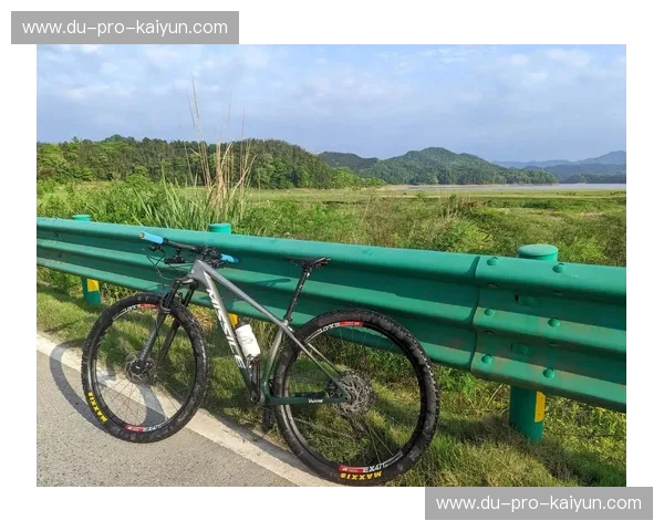 山地车——把城市的疲惫交给山谷，把自由装进车篮